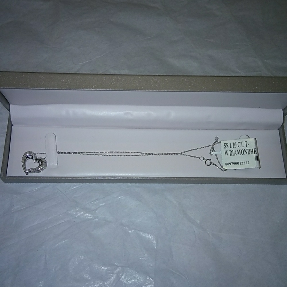 !SOLD!!Sterling silver 1/10 ct tw diamond necklace